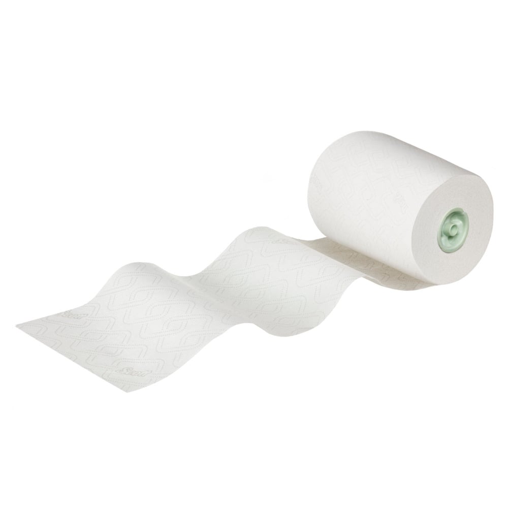 Pojedyncza rolka ręczników papierowych Scott® Essential™ E-roll Slimroll™, jednowarstwowy biały papier od Kimberly-Clark GmbH, jest częściowo rozwinięta na jednolitym białym tle; posiada subtelny wzór wytłoczenia i zieloną rurkę środkową.