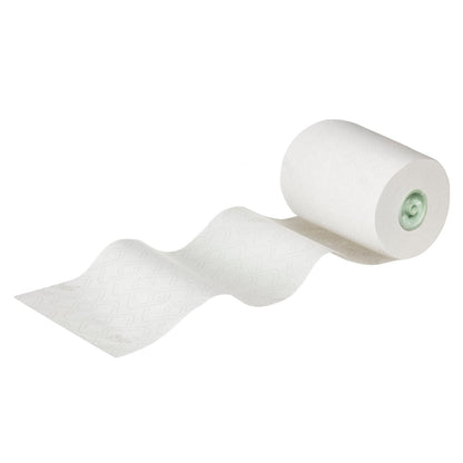 Pojedyncza rolka ręczników papierowych Scott® Essential™ E-roll Slimroll™, jednowarstwowy biały papier od Kimberly-Clark GmbH, jest częściowo rozwinięta na jednolitym białym tle; posiada subtelny wzór wytłoczenia i zieloną rurkę środkową.