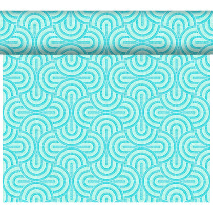 Częściowo rozwinięta rolka tapety DC-Tete a Tete 0,4x24m od Duni GmbH pokazuje geometryczny, retro wzór z koncentrycznymi łukami i kołami w kolorach teal i białym na białym tle. Jest odporna na warunki atmosferyczne dla dodatkowej trwałości.