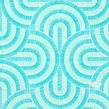 Ein geometrisches Muster aus sich überlagernden türkisfarbenen und hellblauen Halbkreisbögen mit Gitterlinien ziert die Serviette der Duni GmbH, 24x24 3lg 1/4; "DUNI" ist in einem kleinen Oval in der rechten unteren Ecke zu sehen.