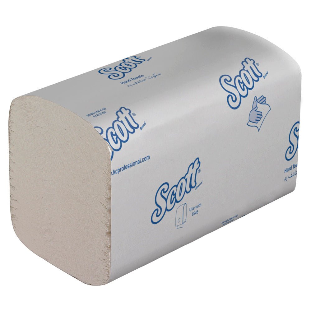 Ręczniki Scott® ESSENTIAL™ Interfold, Białe, Małe (15 x 340 arkuszy) od Kimberly-Clark GmbH w kartonie: higienicznie zapakowane z niebieskim logo Scott. Idealne do często używanych toalet i łatwe do wyjęcia z dozowników.