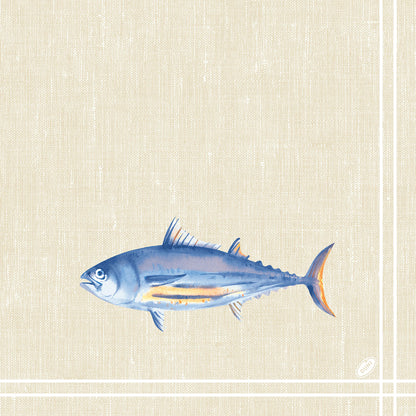 Auf den Klassikservietten 40 x 40 cm 4lagig, geprägt 1/4 Falz der Duni GmbH ist ein blau-silberner Fisch mit orangefarbenen Akzenten auf einem strukturierten beigen Hintergrund mit weißen Randlinien abgebildet.