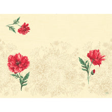 Beżowe tło z jasnymi kwiatowymi konturami i trzema czerwonymi kwiatami na pierwszym planie podkreśla zestawy Dunicel 30x40 Monique - wysokiej jakości podkładki na stół na wydarzenia (100 sztuk) firmy Duni GmbH, które w lewym górnym rogu mają mały czerwony kwiat.