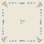 Obrus Dunisilk MD 84x84 cm w kolorze Tide od Duni GmbH ma kwadratowy beżowy wzór z ilustrowanymi niebieskimi rybami, żaglówkami i muszelkowymi bordiurami oraz wiązkami muszelek w środku - idealny na morską dekorację stołu (20 sztuk/opakowanie).