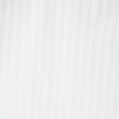 Zbliżenie na jednokolorową białą, teksturowaną powierzchnię z subtelnymi pionowymi liniami, idealną do higienicznego suszenia rąk za pomocą Scott® Control™ Spłukiwalnych Ręczników Składanych - Białe, 15 klipsów x 322 arkusze na karton od Kimberly-Clark GmbH.