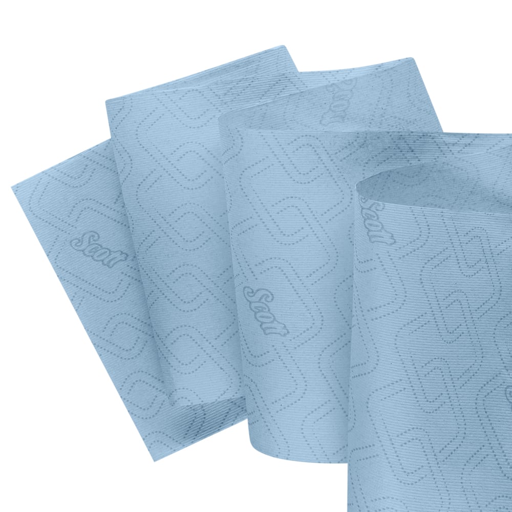 Sześć niebieskich rolek ręczników Scott® Essential™ od Kimberly-Clark GmbH nakłada się na siebie na białym tle. Są one ozdobione wytłoczonym wzorem i powtarzającym się logo "Scott" - idealne dla wszystkich, którzy szukają higienicznych ręczników papierowych.