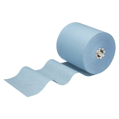 Częściowo rozwinięty ręcznik Scott® Essential™ - Rolka/Niebieska od Kimberly-Clark GmbH ukazuje strukturalne, niebieskie higieniczne ręczniki z białym plastikowym rdzeniem w środku. Każde opakowanie zawiera 6 rolek.