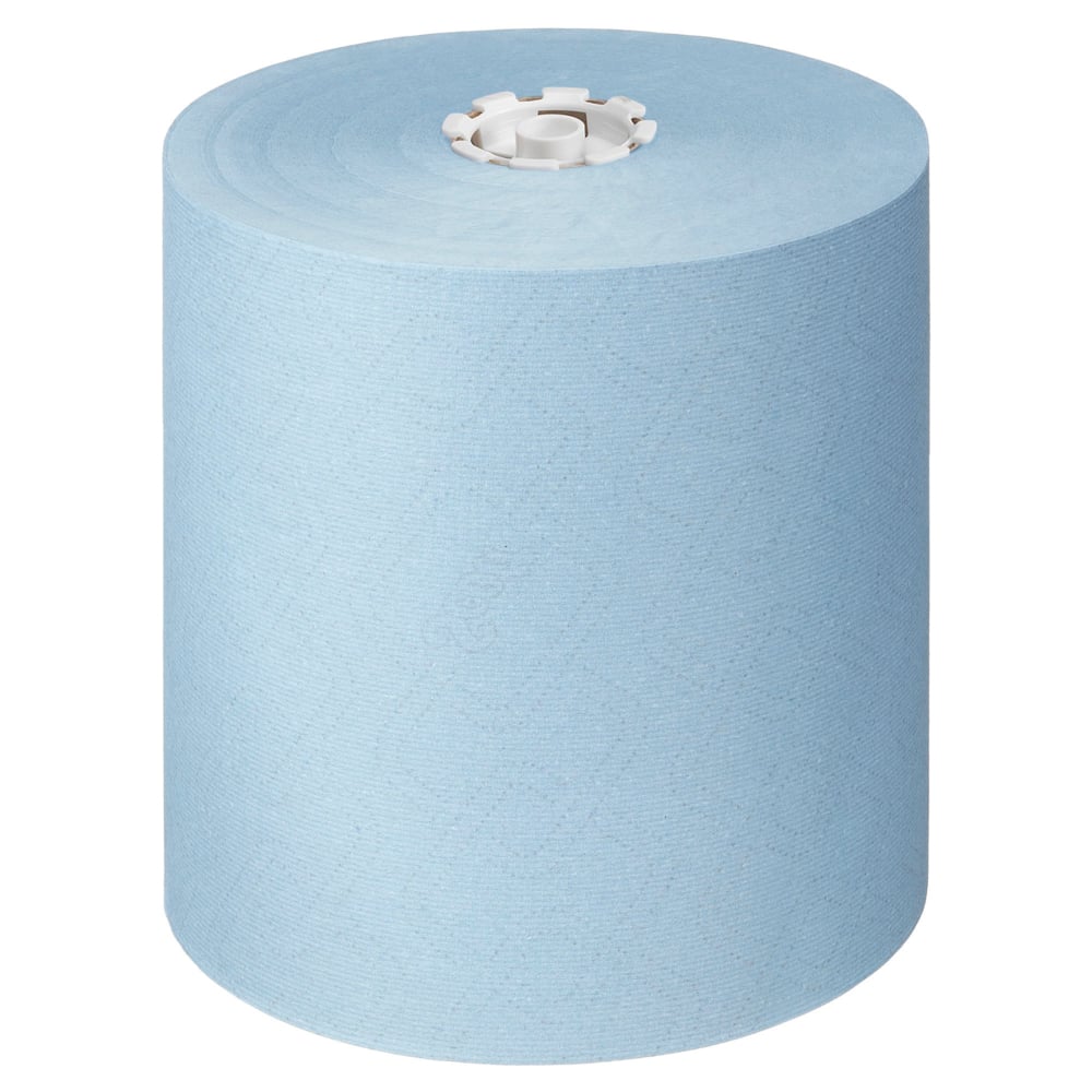 Duża rolka ręczników Scott® Essential™ - Rolka/Niebieska od Kimberly-Clark GmbH, z białym plastikowym rdzeniem, stoi pionowo przed jednokolorowym tłem - idealna do utrzymania higieny w każdej przestrzeni. Karton: 6 rolek x 1 arkusz.