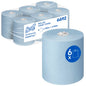 Karton z sześcioma rolkami ręczników Scott® Essential™ od Kimberly-Clark GmbH, każda niebieska rolka ma długość 350 m, łącznie 2.100 m. Jedna rolka jest z przodu rozpakowana, pozostałe są owinięte w plastik.