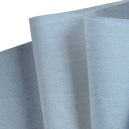 Zbliżenie na jasnoniebieskie, teksturowane ściereczki WypAll® L20 General Clean z pudełka BRAG™ firmy Kimberly-Clark GmbH, z widocznymi fałdami i szwami wzdłuż zagięcia.