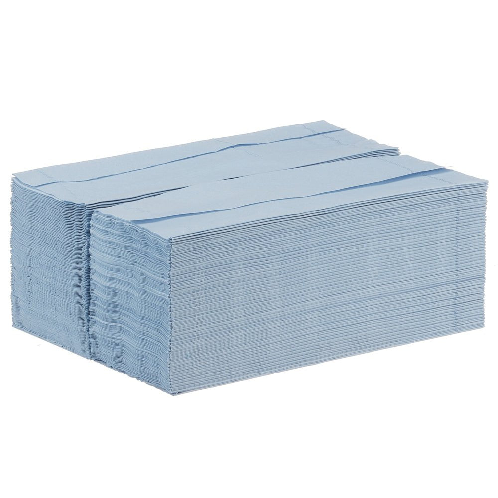 Stos jasnoniebieskich ściereczek czyszczących WypAll® L20 General Clean firmy Kimberly-Clark GmbH (1 pudełko BRAG™, 280 arkuszy) jest starannie złożony i ułożony w prostokątny kształt na białym tle.