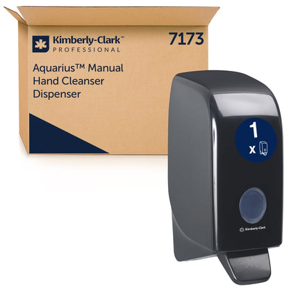 Dozownik Kimberly-Clark Aquarius™ na płyny do mycia (czarny, 1 L) jest pokazany obok swojego opakowania z napisem "Aquarius Manual Hand Cleanser Dispenser 7173". Dozownik ma na przedniej stronie niebieską, okrągłą etykietę.