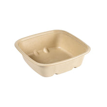 Die Cube Bowl 900 ml kwadratowa, niepowlekana, brązowa z bagassy od Duni GmbH (181x181x54 mm, opakowanie po 40 sztuk) wykonana jest z materiału biodegradowalnego i jest prezentowana pusta na białym tle.
