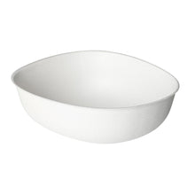 Prosty, biały, owalny jednorazowy kubek (Bowls Pebble 500 ml - niepowlekany biały Bagasse 150x130x50 by Duni GmbH, opakowanie z 50 sztukami), z lekko teksturowaną powierzchnią, sfotografowany na białym tle.