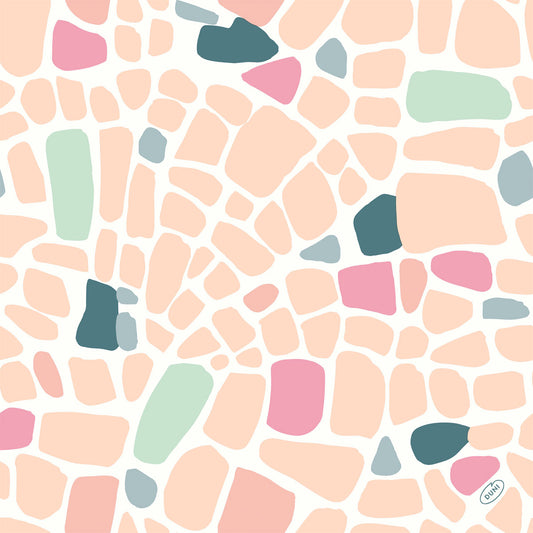 Die Servietten 40x40 4lg Klassik Ocean Pebbles der Duni GmbH zeigen ein elegantes Mosaik aus unregelmäßigen Formen in Rosa, Pfirsich, Mintgrün und dunklem Teal auf Weiß. Die Packung enthält 50 hochwertige Servietten.
