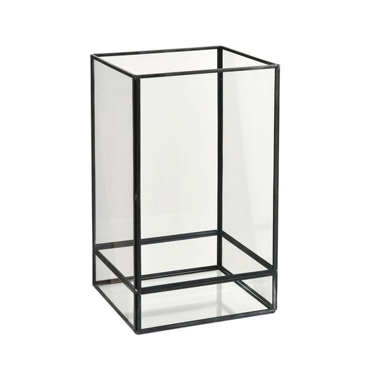 Latarnia Capella Glas, czarna od Duni GmbH to prostokątna szklana latarnia z czarną metalową ramą, stojąca pionowo na białym tle. Przezroczyste boki i podstawa czynią ją idealną do stylowego oświetlenia w każdym pomieszczeniu.