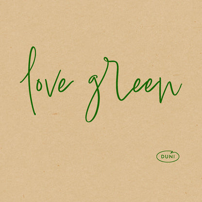 Grüner kursiver Text mit der Aufschrift "love green" erscheint auf einem braunen Papierhintergrund. Rechts unten ist ein kleines grünes ovales Logo mit "DUNI" zu sehen, das den Bio-Dunisoft-Serv hervorhebt. 20x20cm umweltfreundliche Servietten von Duni GmbH.