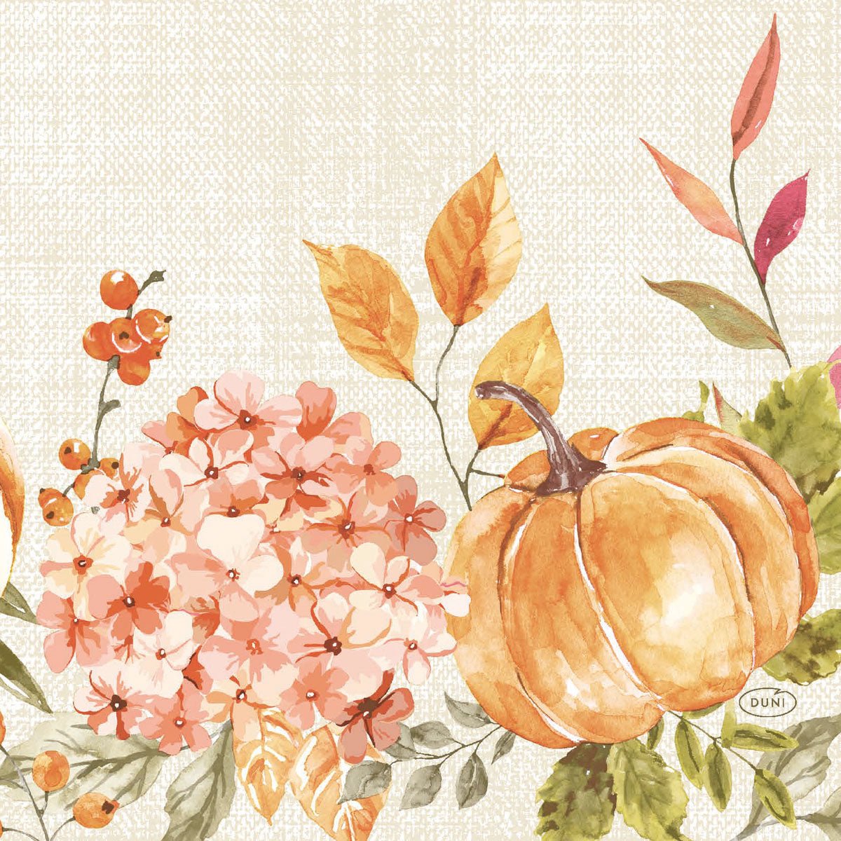 Artystyczny motyw jesienny z pikantną dynią, różowymi hortensjami, zielonymi liśćmi i liśćmi na beżowym tle. Idealny na serwetki Duni GmbH 33x33 3-warstwowe 1/4 Spicy Pumpkin | Opakowanie (250 sztuk). Idealny jesienny akcent na każdy stół.