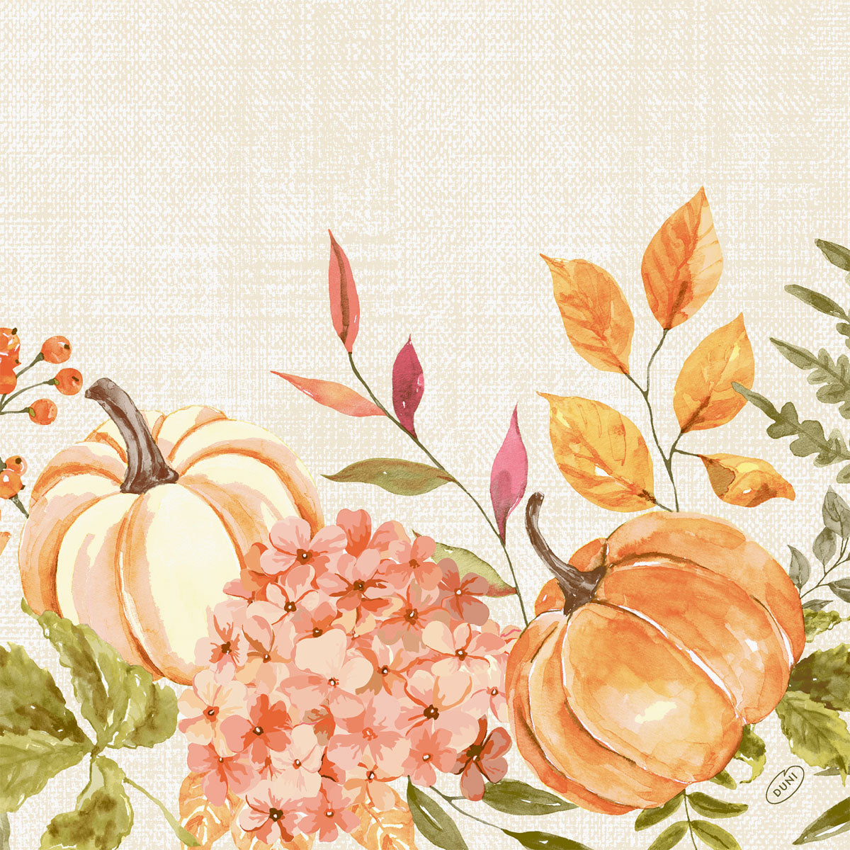 Zwei orangefarbene Kürbisse im Design "Spicy Pumpkin" sitzen inmitten von rosa Blüten und Herbstblättern auf einem beigen Hintergrund - dieses zarte Aquarellmotiv wertet die Duni GmbH Servietten 40x40 4-lagig Klassik Spicy Pumpkin (Packung 50 Stück) auf.