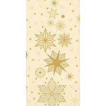 Die Servietten 40x40 3lagig 1/8 Stargazing cream von Duni GmbH haben einen beigen Hintergrund mit verschiedenen goldenen Schneeflocken und kleinen Sternen in einem sich wiederholenden Muster. Die Packung enthält 250 Servietten.