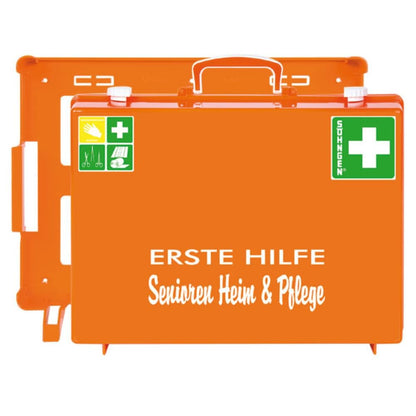 Die orangefarbene Erste-Hilfe Senioren Heim und Pflege MT-CD der W. Söhngen GmbH ist ein Erste-Hilfe-Set mit grünen Kreuzen, weißem Schriftzug "ERSTE HILFE Senioren Heim & Pflege" und Aluderm® Verbänden für die Sicherheit im Senioren- und Pflegeheim. Packung (1 Stück).