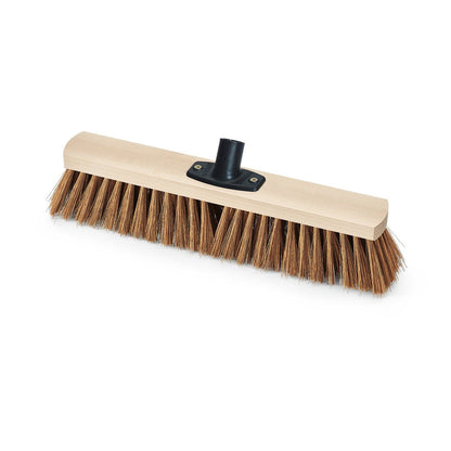 Nölle Profi Brush Power Stick Saalbesen Poly-Kokos od Nölle Profi Brush Bürsten- & Pinseltechnik e.K. ma sztywne brązowe włosie, jasny drewniany blok i czarną plastikową podstawę - idealny jako miotła do ciężkich prac zamiatających.