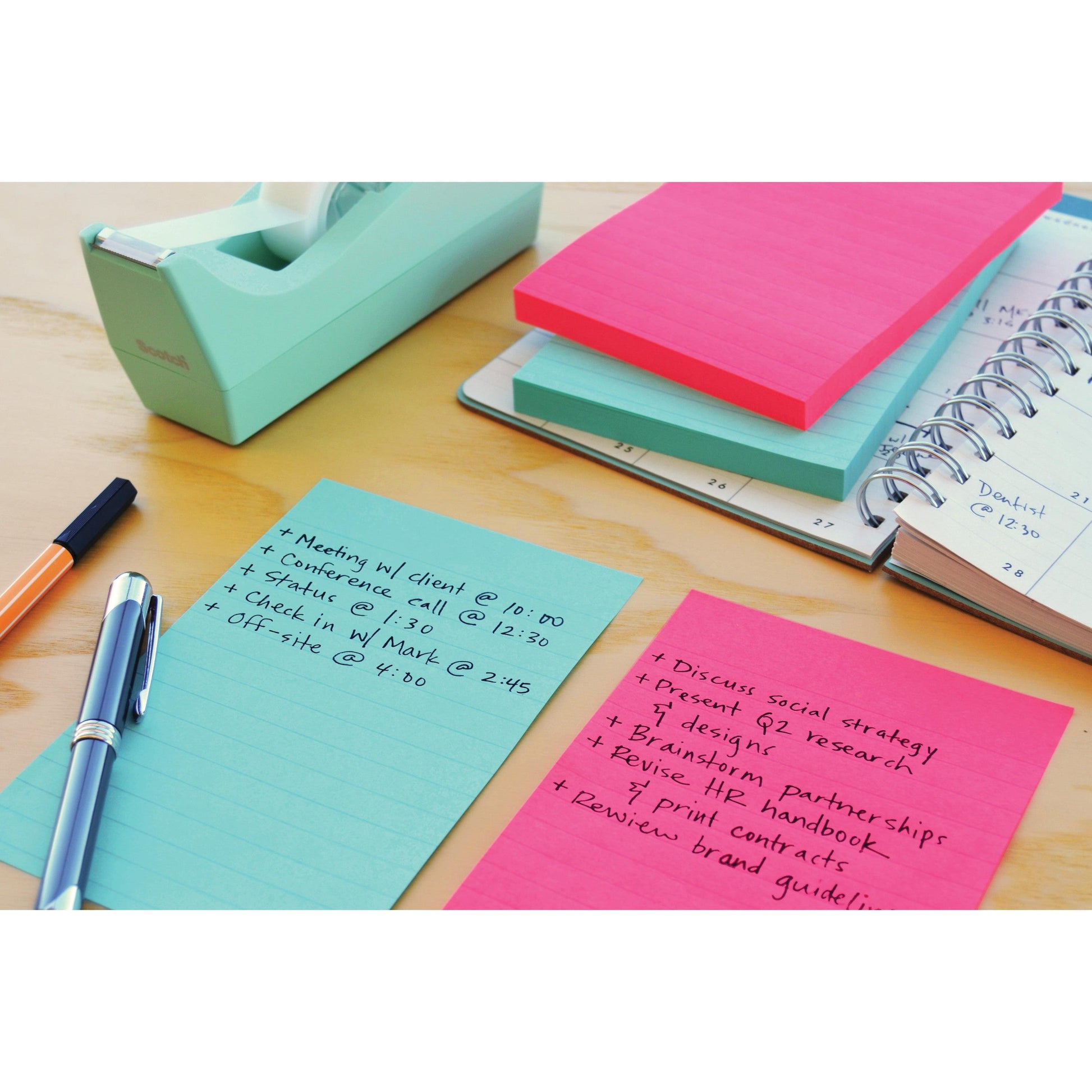 Auf dem Schreibtisch: zwei Stapel 3M Deutschland GmbH Post-it® Super Sticky Notes im Großformat (101 mm x 152 mm, liniert, verschiedene Farben), ein Notizbuch, ein Stift und ein Klebebandabroller - zur Organisation von handschriftlichen To-Do-Listen und Meetings.