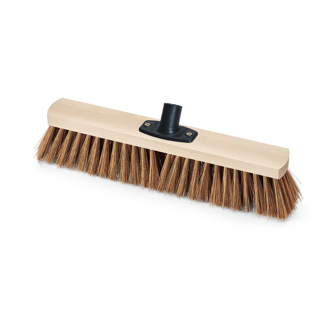 Nölle Profi Brush Power Stick Saalbesen Poly-Kokos od Nölle Profi Brush Bürsten- & Pinseltechnik e.K. ma szeroką głowicę ze sztywnym brązowym włosiem, jasną drewnianą podstawę i czarny plastikowy uchwyt na kij, przedstawiony na białym tle.