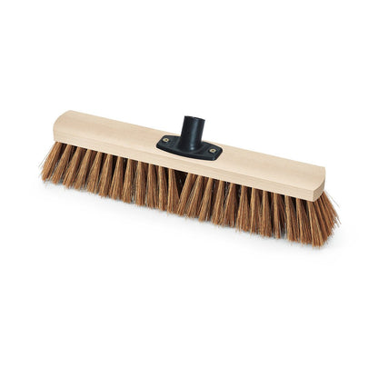 Nölle Profi Brush Power Stick Saalbesen Poly-Kokos od Nölle Profi Brush Bürsten- & Pinseltechnik e.K. ma szeroką głowicę ze sztywnym brązowym włosiem, jasną drewnianą podstawę i czarny plastikowy uchwyt na kij, przedstawiony na białym tle.