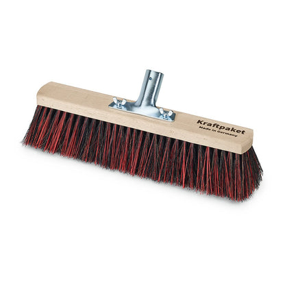Szczotka Nölle Profi-Bürste Saalbesen Arenga/Elaston Meisterqualität ma szeroką głowicę z gęstym czarnym i czerwonym włosiem, solidny blok drewniany i metalowe mocowanie trzonka. Trzonek nie jest dołączony. Etykieta "Kraftpaket Made in Germany". Od Nölle Profi Brush Bürsten- & Pinseltechnik e.K.