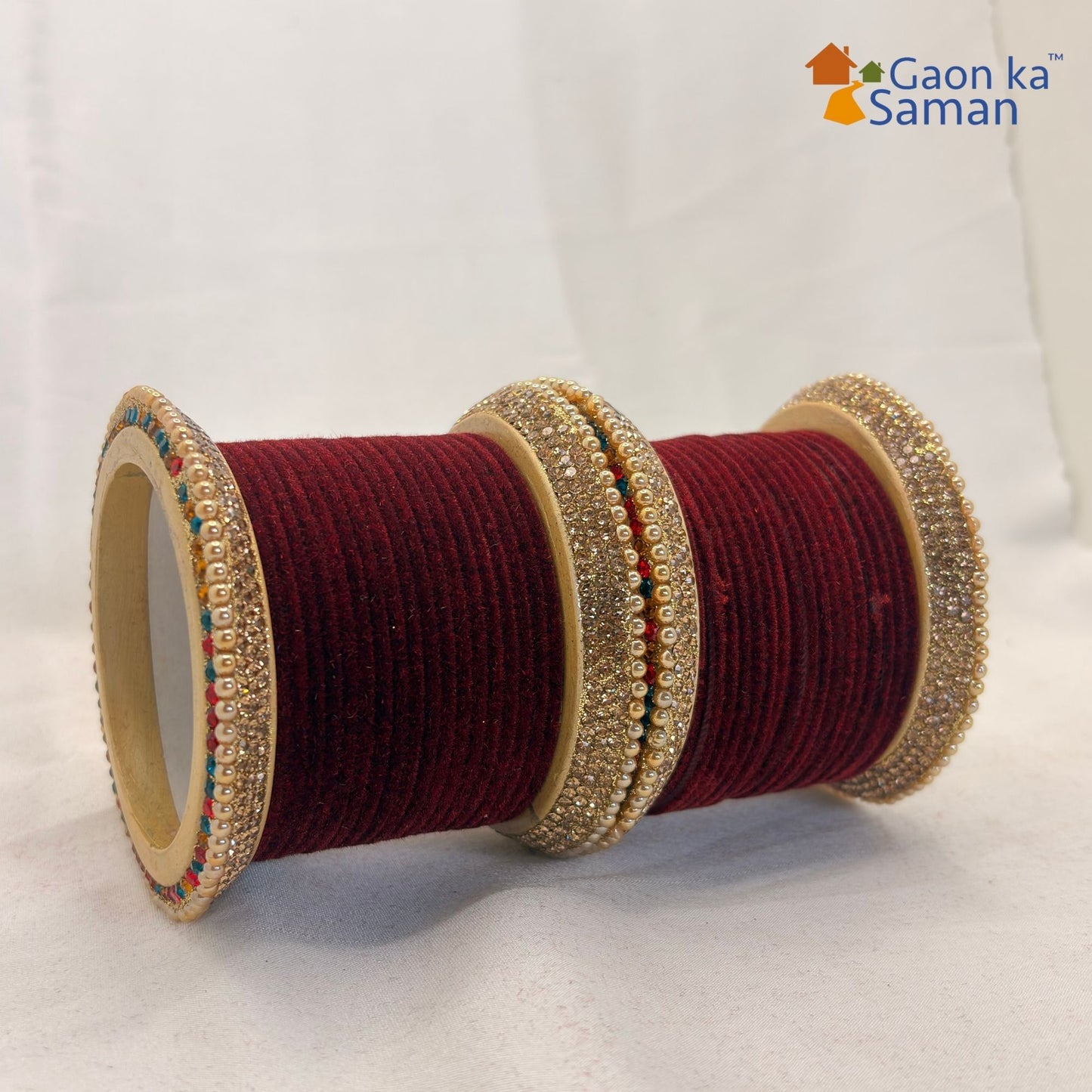 Ein "Scott® Control™ Schaum-Handreiniger | Karton (4 Kartuschen)" von Kimberly-Clark GmbH steht neben einer Nachfüllflasche mit Pumpe-perfekt zur Einhaltung von Handhygieneprotokollen.