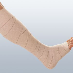 JOBST Comprihaft, kohezyjny bandaż o krótkim rozciągu, rozciągliwość wzdłużna ok. 75% – w użyciu