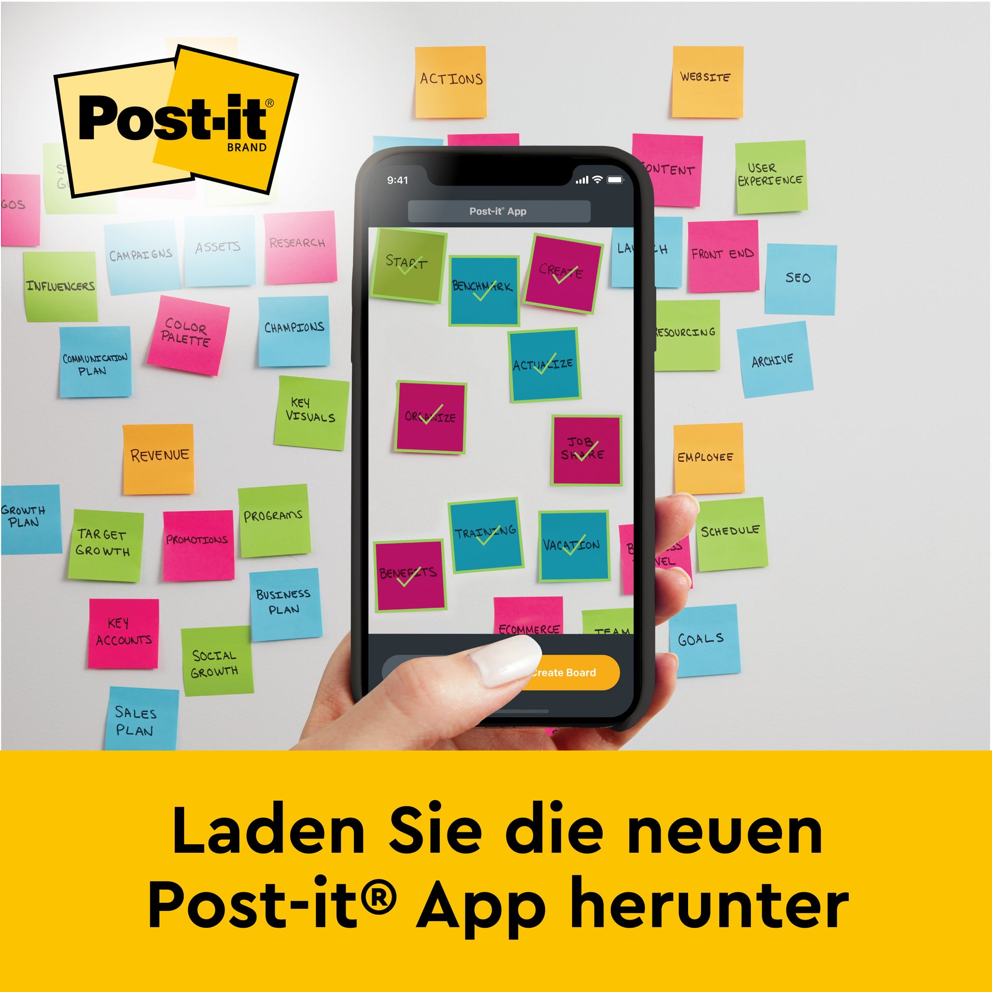 Eine Hand hält ein Smartphone mit der Post-it App und zeigt digitale Notizen. Dahinter zeigt eine Wand die Post-it® Super Sticky selbsthaftendes Meeting Chart 559P und Meeting Notes in Neonfarben von 3M Deutschland GmbH. Text: "Laden Sie die neue Post-it® App herunter.