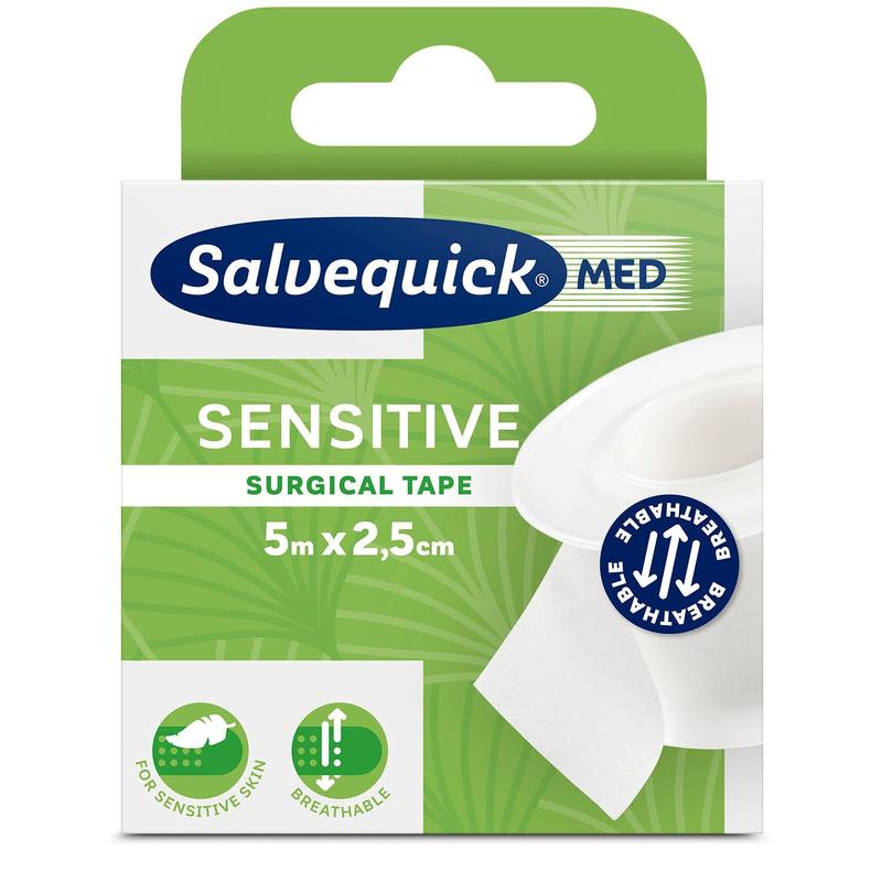 Pudełko z taśmą klejącą Salvequick OP 6-5x2,5 od Orkla Wound Care AB (1 sztuka), 5m x 2,5cm. Zielone i białe opakowanie podkreśla hipoalergiczną, oddychającą taśmę dla wrażliwej skóry, z symbolami i częściowo widoczną rolką.