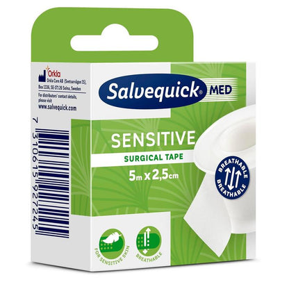 Taśma klejąca Salvequick OP 6-5x2,5 od Orkla Wound Care AB ma zielono-białe opakowanie z symbolami dla hipoalergicznej, wrażliwej skóry i oddychalności. Każde opakowanie zawiera rolkę o wymiarach 5m x 2,5cm.