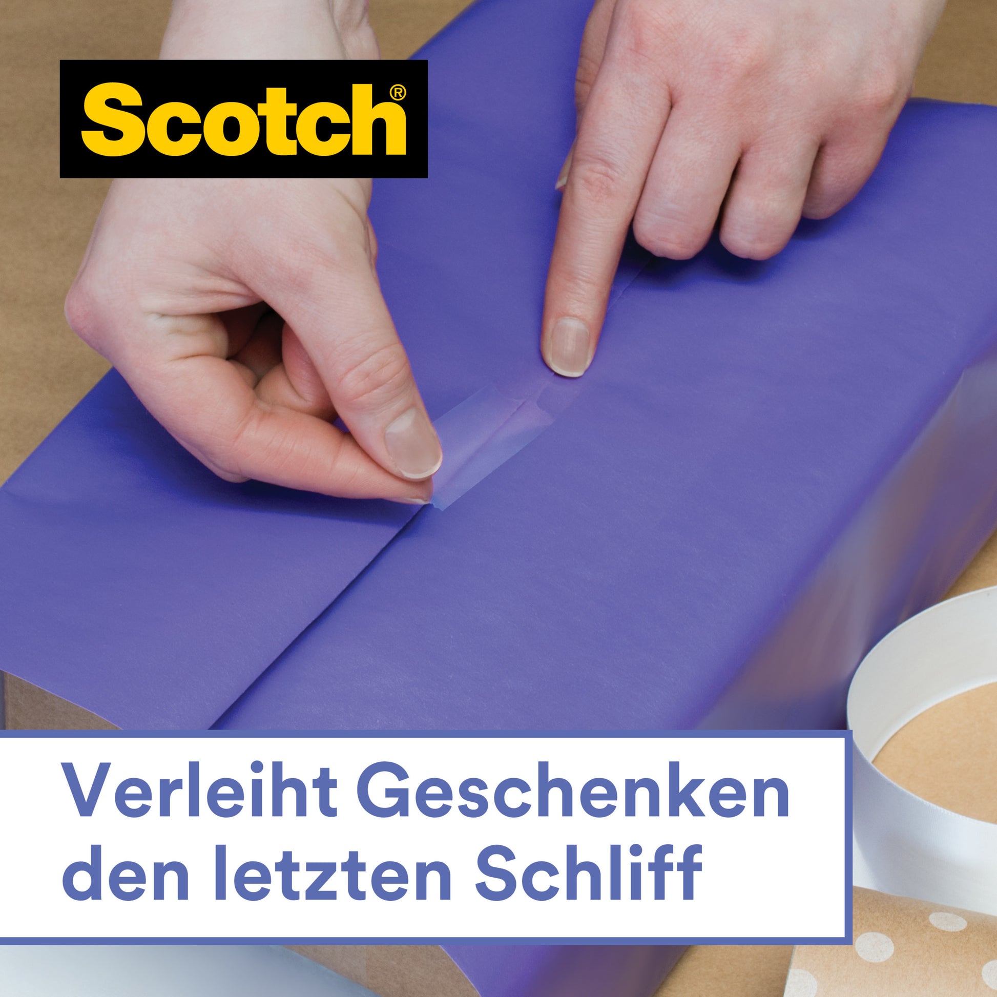 Eine Person verschließt blaues Geschenkpapier auf einem Karton mit Scotch® Geschenk-Satinklebeband, 19 mm x 25 m (1 Rolle) von 3M Deutschland GmbH. Das Scotch-Logo erscheint oben links mit deutschem Text darunter: "Verleiht Geschenken den letzten Schliff.