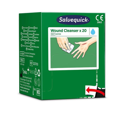 Zielone pudełko z Salvequick Savett Wundreiniger (0,9 % NaCl, sterylny) firmy Orkla Wound Care AB zawiera 20 sterylnych środków czyszczących. Na opakowaniu znajduje się instrukcja użytkowania z ilustracją, na której jedna ręka czyści drugą.