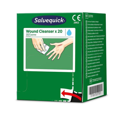Zielone pudełko z Salvequick savett wundreiniger (0,9% NaCl, sterylny) 20 sztuk firmy Orkla Wound Care AB, z ilustracją rąk czyszczących ranę, widocznymi szczegółami produktu i kodem kreskowym na opakowaniu.