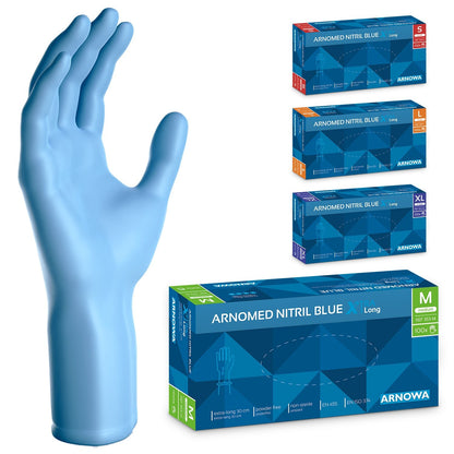 Niebieska rękawica ARNOMED NITRIL BLUE XTRA LONG (30 cm) firmy ARNOWA GmbH stoi pionowo obok swojego pudełka (rozmiar M). W prawym górnym rogu widoczne są trzy kolejne pudełka w rozmiarach S, L i XL.