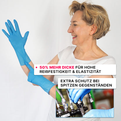 Kobieta zakłada jednorazowe rękawice ARNOMED NITRIL BLUE XTRA LONG (ARNOWA GmbH). Tekst w języku niemieckim podkreśla ich długość 30 cm, wytrzymałość i elastyczność dla dodatkowej ochrony. Na zdjęciu rękawice są używane do obsługi węży.