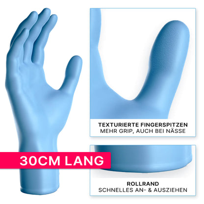 Jednorazowa rękawica ARNOMED NITRIL BLUE XTRA LONG firmy ARNOWA GmbH jest pokazana pionowo. Wstawki podkreślają teksturowane końcówki palców dla lepszego chwytu w wilgoci oraz rolowany brzeg dla łatwego zakładania i zdejmowania. Długość: 30 cm.