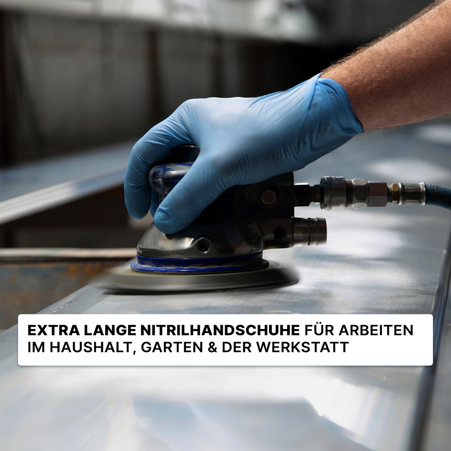 Osoba nosi jednorazowe rękawice ARNOMED NITRIL BLUE XTRA LONG firmy ARNOWA GmbH i szlifuje metal. Tekst podkreśla wszechstronne zastosowanie ekstra długich (30 cm) rękawic nitrylowych do domu, ogrodu i warsztatu.