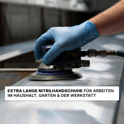 Osoba nosi jednorazowe rękawice ARNOMED NITRIL BLUE XTRA LONG firmy ARNOWA GmbH i szlifuje metal. Tekst podkreśla wszechstronne zastosowanie ekstra długich (30 cm) rękawic nitrylowych do domu, ogrodu i warsztatu.