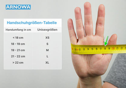 Ręka jest mierzona żółtą taśmą na 19 cm. Po lewej stronie znajduje się tabela rozmiarów, która pomaga znaleźć odpowiedni rozmiar jednorazowych rękawic ARNOMED NITRIL BLUE XTRA LONG 30 cm z nitrylu w kolorze niebieskim od ARNOWA GmbH (rozmiary unisex XS-XL).