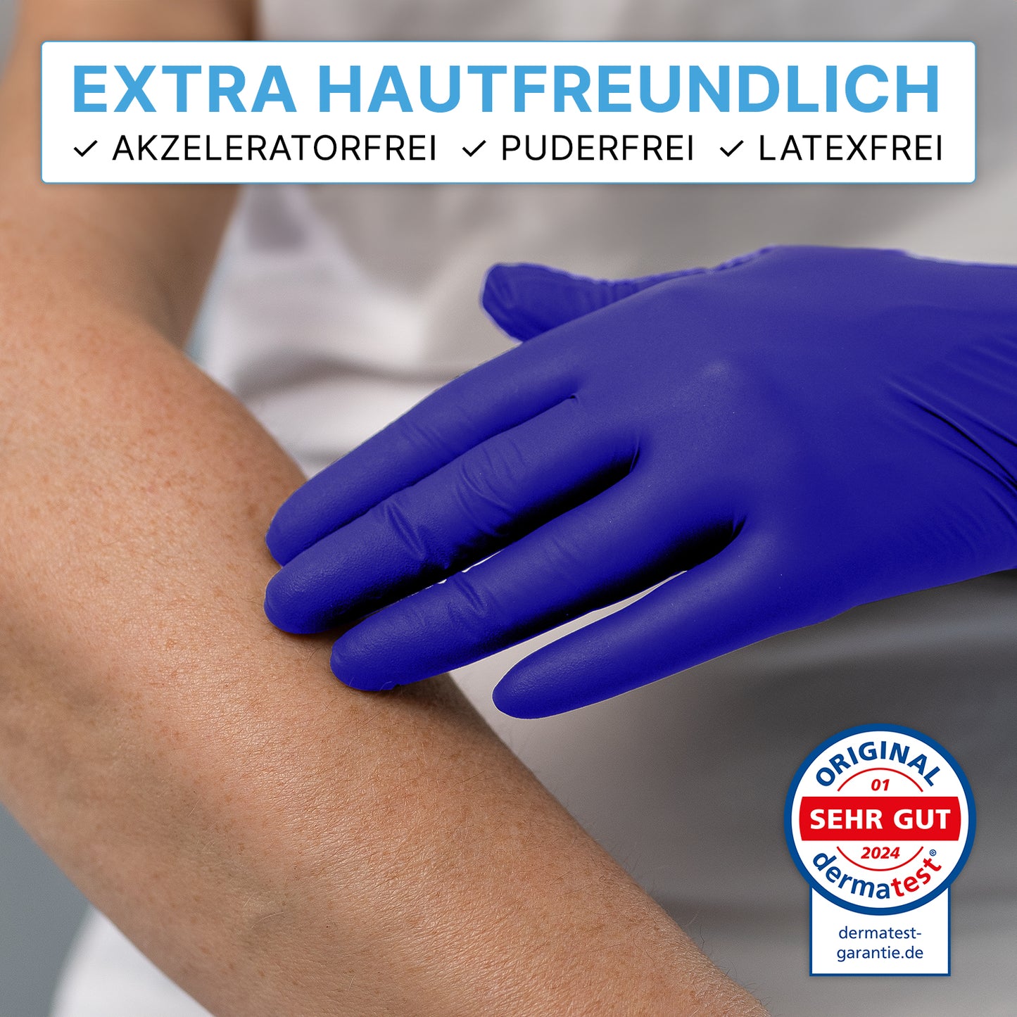 Eine Person trägt ARNOMED NITRIL XTRA PURE Einmalhandschuhe von ARNOWA GmbH und berührt einen Unterarm - das Bild betont die dermatest-geprüfte Hautverträglichkeit der latex- und puderfreien, akzeleratorfreien Nitrilhandschuhe.