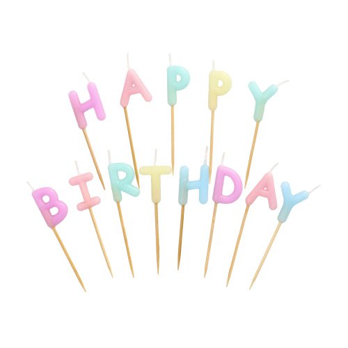 To PAPSTAR Zestaw świeczek z literami zawiera świeczki w pastelowych kolorach z napisem „Happy Birthday” (8 cm), każda na drewnianym patyczku. Dostępne w kolorach: różowym, żółtym, niebieskim, fioletowym i zielonym. Sprzedawane w kartonie zawierającym 12 opakowań po PAPSTAR Sp. z o.o.