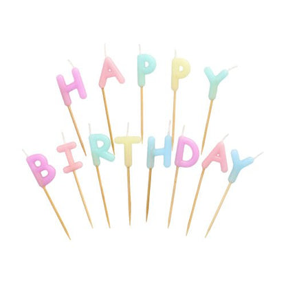 To PAPSTAR Zestaw świeczek z literami zawiera świeczki w pastelowych kolorach z napisem „Happy Birthday” (8 cm), każda na drewnianym patyczku. Dostępne w kolorach: różowym, żółtym, niebieskim, fioletowym i zielonym. Sprzedawane w kartonie zawierającym 12 opakowań po PAPSTAR Sp. z o.o.