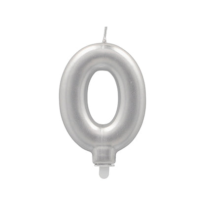 A PAPSTAR GmbH Zahlenkerze mit Halter 7 cm "silber", geformt als Ziffer Null, mit Docht und kleinem Kunststoffhalter - ideal als Geburtstagskerze, vor weißem Hintergrund.