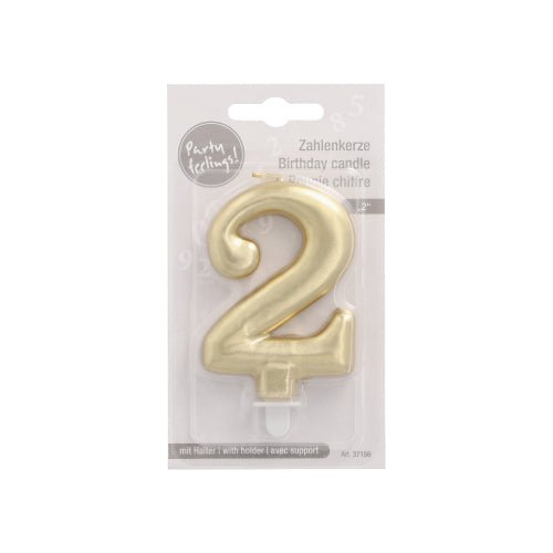 Złota świeczka z liczbą PAPSTAR z uchwytem 7 cm firmy PAPSTAR GmbH jest zapakowana w przezroczysty plastik i tekturowy wyświetlacz z wielojęzycznym tekstem, idealna do dekoracji tortu, zawiera biały uchwyt na dole.
