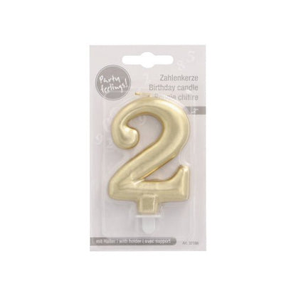 Złota świeczka z liczbą PAPSTAR z uchwytem 7 cm firmy PAPSTAR GmbH jest zapakowana w przezroczysty plastik i tekturowy wyświetlacz z wielojęzycznym tekstem, idealna do dekoracji tortu, zawiera biały uchwyt na dole.